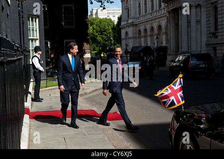 US-Präsident Barack Obama und der britische Premierminister David Cameron Abfahrt 10 Downing Street auf dem Weg zum Treffen mit Studenten an Globus Academy 24. Mai 2011 in London, England. Stockfoto