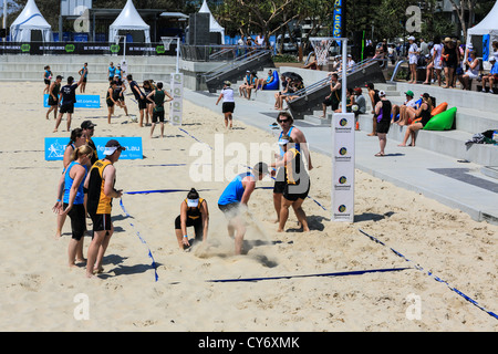 Das Spiel ist auf an den Strand Netball in Surfers Paradise Beach zum ersten Mal für dieses off Shooting Sport von der traditionellen Stockfoto