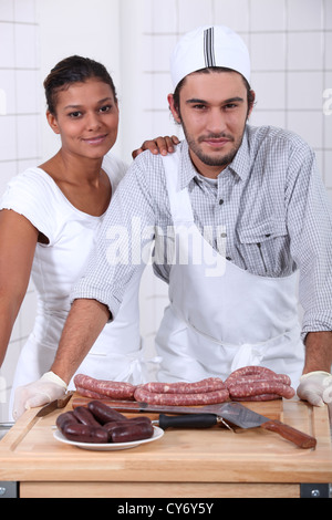 Paar in einem Metzger arbeiten Stockfoto