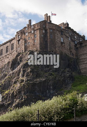 Hoch aufragenden Mauern des Edinburgh Castle auf Felsen. Edinburgh, Schottland Stockfoto