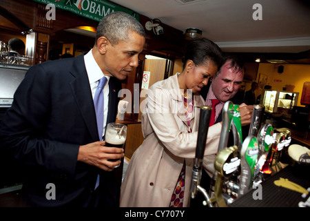 US-Präsident Barack Obama Uhren als First Lady Michelle Obama einen Pint im Ollie HayesÕ Pub 23. Mai 2011 in Moneygall, Irland zieht. Stockfoto