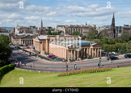 Blick auf Scottish National Gallery, Walter Scott Monument und Princes Street, Edinburgh Stockfoto