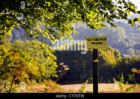 Schild mit der Aufschrift No Fußweg Private im ländlichen England Stockfoto