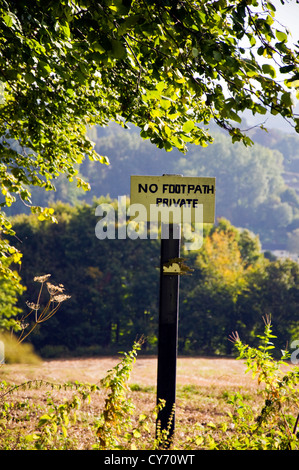 Schild mit der Aufschrift No Fußweg Private im ländlichen England Stockfoto