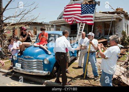 US Präsident Barack Obama begrüßt Hugh Hügel vor seinem Hause Mary 29, 2011 in Joplin, Missouri, 29. Mai 2011. Hügeln versteckt in einem Schrank während der Tornado, der im zweiten Stock und die Hälfte im ersten Stock seines Hauses zerstört. Stockfoto