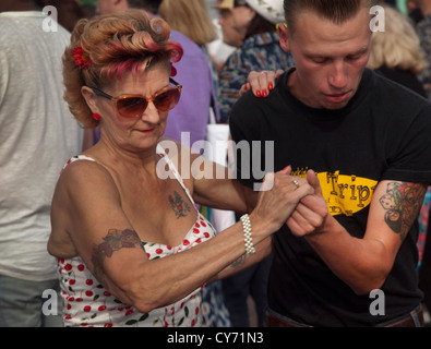 Rock und Roll tanzen in einer Zusammenkunft von Motorradfahrer in Brighton. Stockfoto