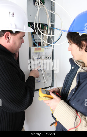 Zwei Elektriker Reparatur Sicherungskasten Stockfoto