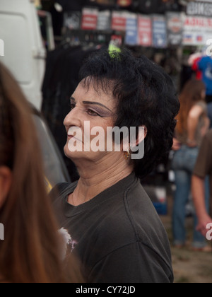 Eine Frau mit starken Augenbrauen zu einem Rock und Roll sammeln in Brighton. Stockfoto