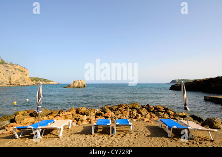 Leere Stühle am Strand, Ibiza, Spanien. Stockfoto