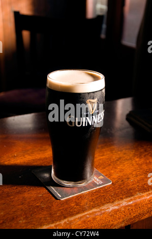 Pint Irish Stout auf einen hölzernen Balken Stockfoto