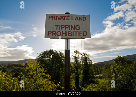 Melden Sie Private Land sagen Tipping verboten an Stockfoto