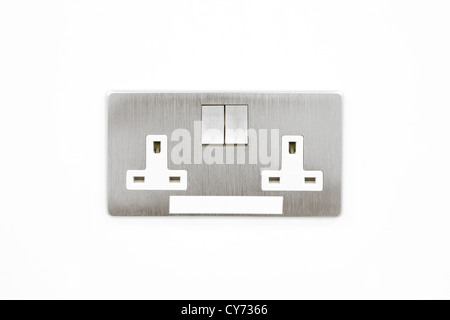 Aus gebürstetem Edelstahl Silber uk pin drei-Steckdose auf weißem Hintergrund mit Etikett unter Ausschneiden Stockfoto