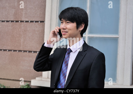 Porträt der Geschäftsmann im Gespräch auf dem Handy Stockfoto