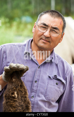 Robert Grandjamber eine erste Nation Canadian living in Fort Chipewyan, mit einer Fisher-Haut Stockfoto