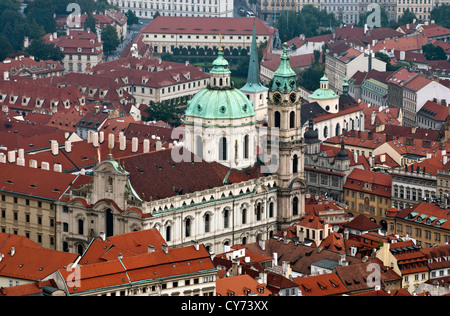 Tschechische Republik, Prag - St. Nikolaus-Kirche und die Dächer der Kleinseite Stockfoto