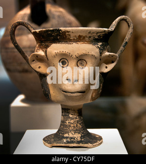 Terrakotta-Kantharos Trinkbecher mit hohen vertikalen Griffen archaischen 6. Jahrhundert v. Chr. Osten griechisch oder Zypern Zypern Griechisch Griechenland Stockfoto