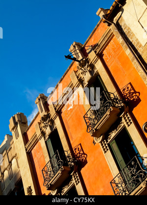 Typische Wohnungen mit Balkonen und Fensterläden im Stadtzentrum von Barcelona Spanien Stockfoto