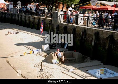 Straßenmusiker, eine Sandskulptur am Strand bei Ebbe auf der Themse, London UK freigelegt gemacht hat Stockfoto