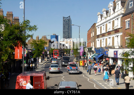 Straßenansicht im Südosten von London mit Strata Tower in ferne London UK Stockfoto