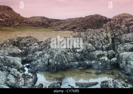 Lavafelsen und Leuchtturm auf Llanddwyn Insel Anglesey Stockfoto