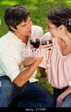 Zwei Freunde sahen einander beim Verknüpfen der Arme Stockfoto