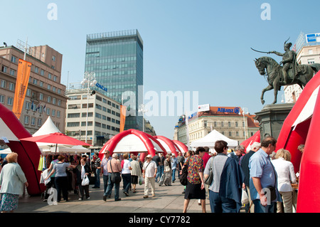 Temporärer Markt am Ban Jelacic Platz, Zagreb, Kroatien Stockfoto