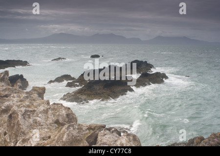 Die Felsen von Ynys-y-Kurbel und Ynys-y-Mochyn im Meer off Llanddwynn Insel Anglesy. Stockfoto