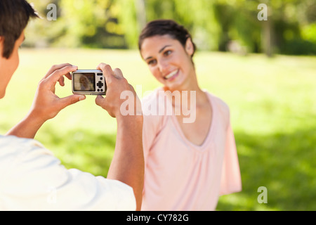 Mann nimmt ein Foto seines Freundes smilng Stockfoto