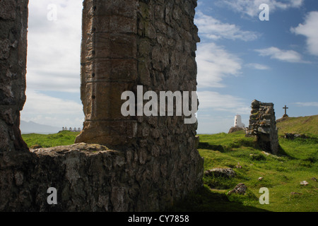 St Dwynwen Kirche Ruinen, Kreuz, pilot Ferienhäuser und stillgelegte Leuchtturm auf Llandwynn Insel Anglesey Stockfoto