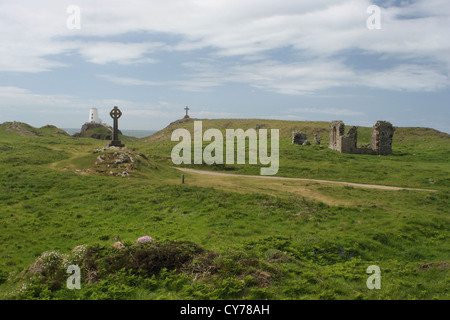 St Dwynwen Kirche Ruinen, Keltisches Kreuz, Kreuz und und stillgelegte Leuchtturm auf Llandwynn Insel Anglesey Stockfoto