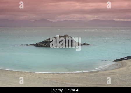 Die Felsen von Ynys y Clochydd im Meer vor Llanddwynn Insel Anglesey. Stockfoto