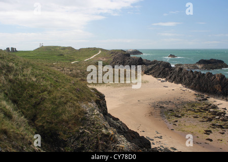 Llanddwyn Island Küste, St Dwynwen Kirche Ruinen und stillgelegte Leuchtturm Anglesey Stockfoto