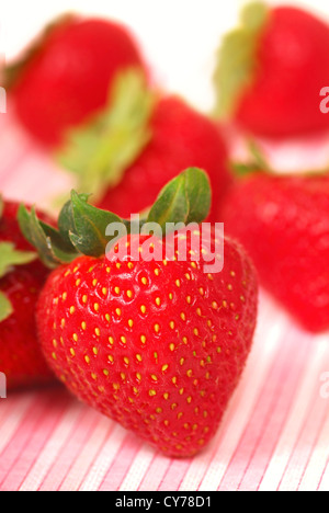 Mehrere frische reifer BIO-Erdbeeren warten darauf, gegessen zu werden Stockfoto