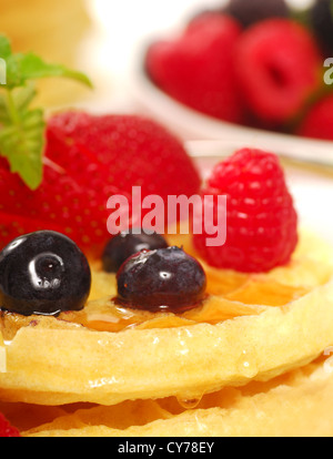 Frisch zubereitete Waffeln mit einer Vielzahl von Früchten und Ahornsirup Stockfoto