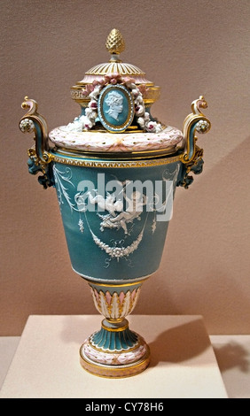 Vase mit Decken Sèvres Manufactor Albert Ernest Carrier Belleuse französischer Dekorateur Alfred Thompson Gobert 1883 Porzellan 36 cm Stockfoto