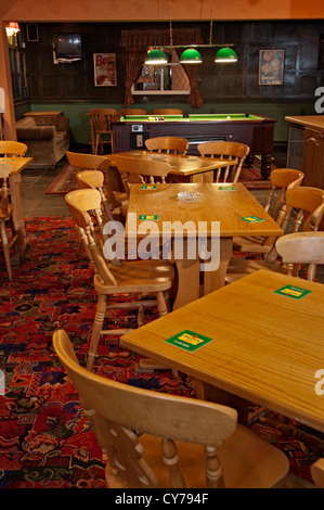 die Sarah Mansfield Kneipe Bar mit Billardtisch spielen im Hintergrund Stockfoto