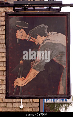 Das Highwayman Pub Zeichen von Hammer und Amboss Stockfoto