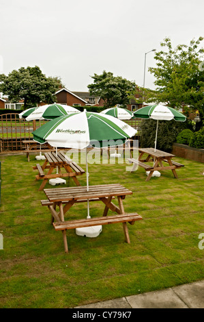 Highwayman Pub Bar Garten mit Sonnenschirmen Stockfoto