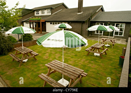 Highwayman Pub Bar Garten mit Sonnenschirmen Stockfoto