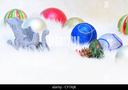 Eine Weihnachten Kugeln Sammlung auf ein weißes Fell Stockfoto