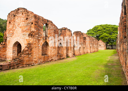 Die alten Gebäude, die über 300 Jahre alt sind ein Teil von König Narai Palast historischer Ort in der Provinz Lopburi, Thailand. Stockfoto