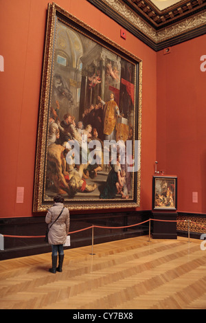 Besucher bewundern, ein großes Gemälde im Kunsthistorischen Museum (Museum of Art History) in Wien, Österreich. Stockfoto