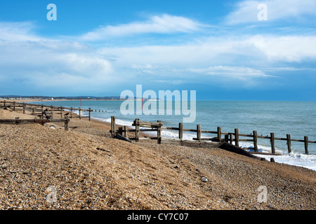 Buhnen Meeresstrand und nähert sich Gewitterwolken am Himmel in Pevensey Bay, West Sussex, Blick nach Osten in Richtung Bexhill und Hastings Stockfoto