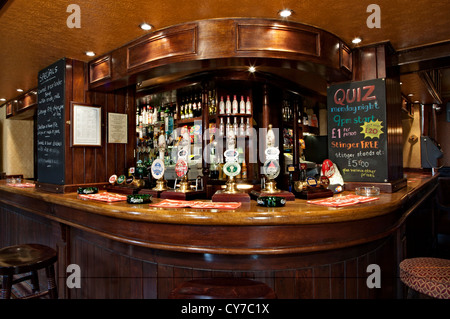 Stammbaum Bier Raum Gasthauses Coca Cola Bier Pumpen nach der Bar Bereich im Pub Stockfoto