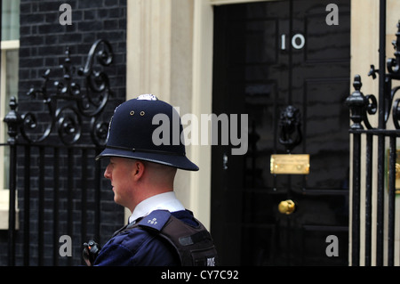 Britischer Polizist außerhalb Nummer 10 Downing Street, London, UK Stockfoto