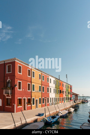 Bunte Häuser entlang der Fondamenta di Cao Moleca, Burano, Kanal, Venedig, Veneto, Italien Stockfoto