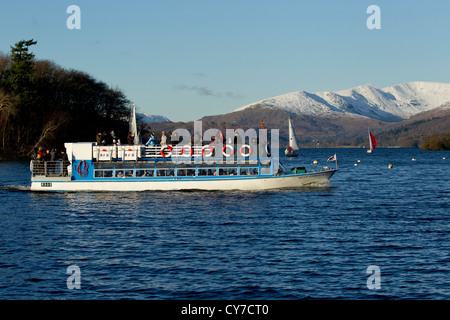 Lake Windermere im kalten Winter mit Schnee auf den Fjälls-Hügel - Nationalpark Lake District Stockfoto
