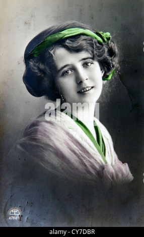 Edwardian Pinup Model 1910s 1900s Hand farbig Foto Postkarte England. Gesendeten 1912. Stockfoto