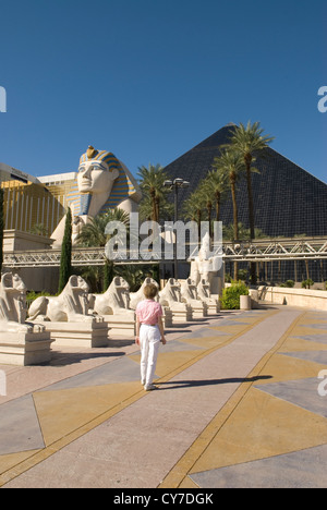 Ägyptische Skulpturen und Sphinx-Statue im Luxor Hotel and Casino Las Vegas Nevada, USA Stockfoto