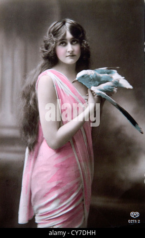 Edwardian Pinup Model 1900s 1910s. VEREINIGTES KÖNIGREICH. Geschickt, um "... Liebste Mable... "wollen sie ein"best Birthday...". 1914. Stockfoto